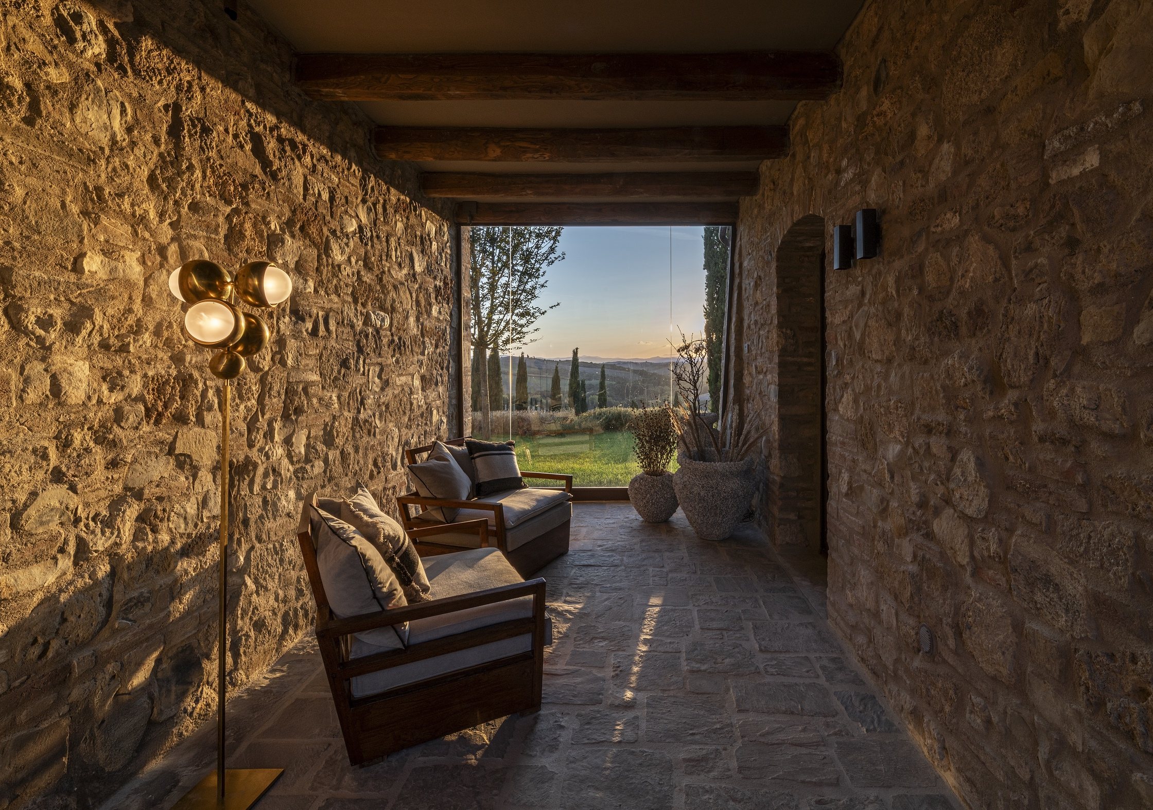 La loggia, dove Livia serve l’aperitivo